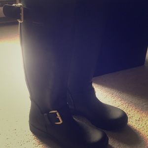 Steve Madden Black rainboot.